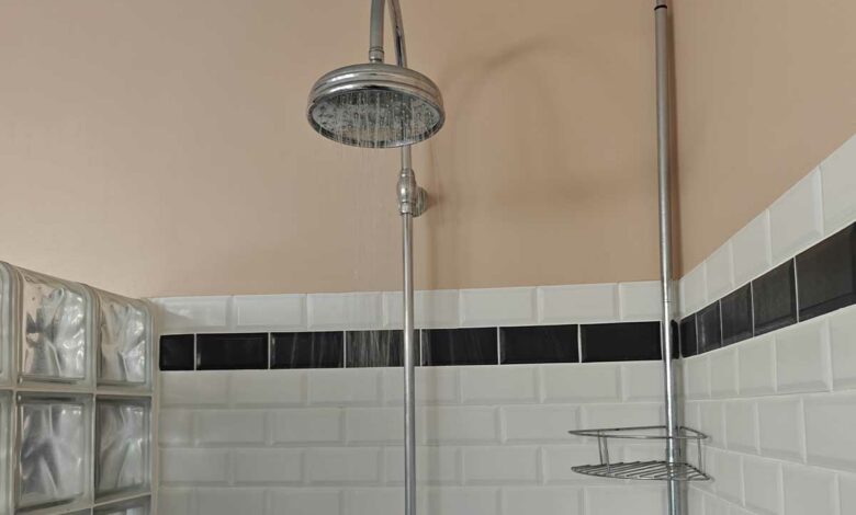 De nombreux systèmes de douches circulaires voient le jour pour limiter le gaspillage d'eau, voici quelques exemples dans l'article qui suit.