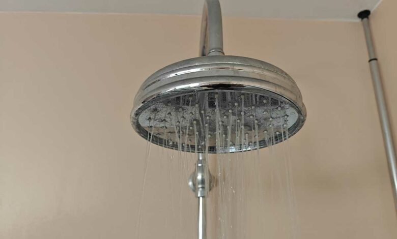 Un pommeau de douche fixe qui coule.