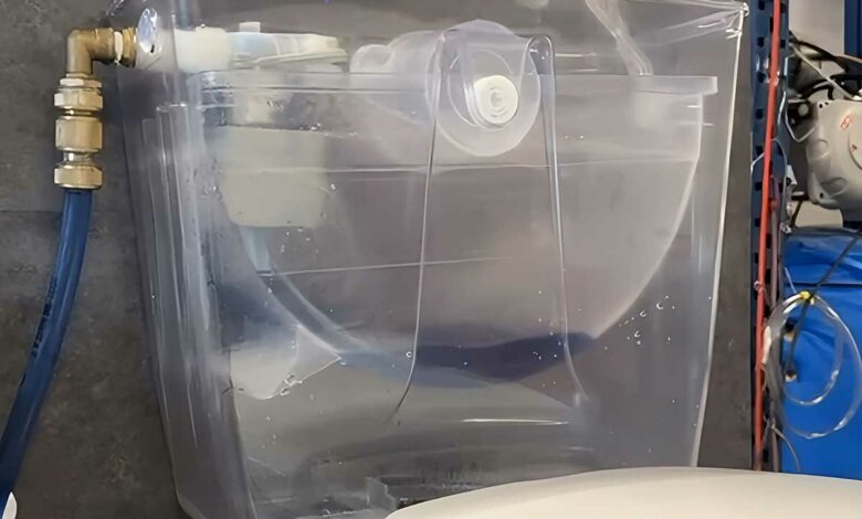 Réservoir de WC qui se rempli avec les eaux usées.