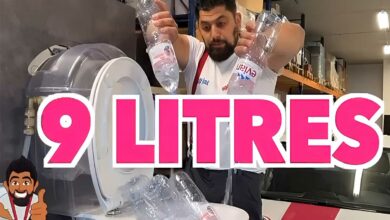 Sidi Drici verse 9 litres d'eau dans les toilettes.