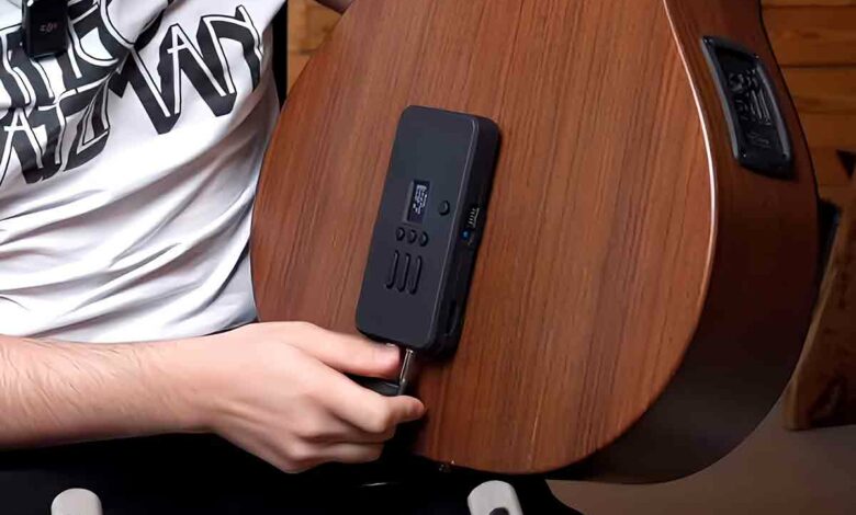 Un boitier qui s'installe derrière la guitare acoustique et qui permet d'avoir des effets.