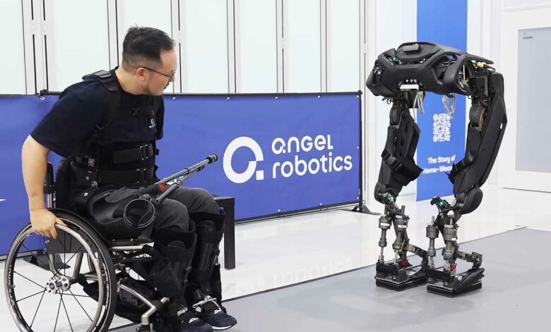 Un exosquelette qui se déplace jusqu'à l'utilisateur.