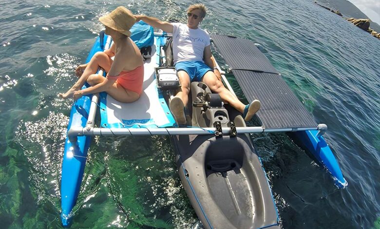 Un kayak solaire avec deux modes de propulsion.