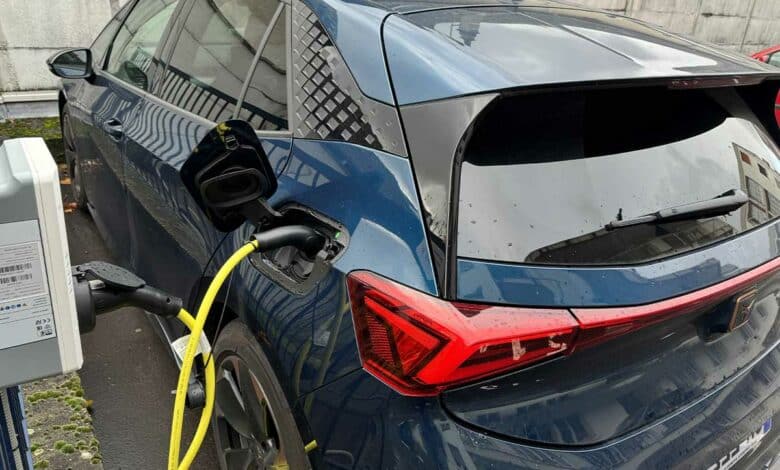 Un véhicule électrique en charge.