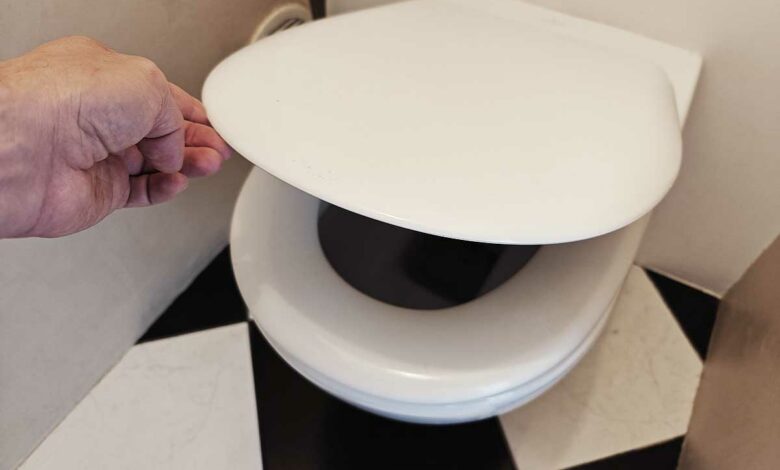 Ouverture des toilettes sans gants.
