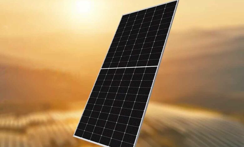 Sharp dévoile ses nouveaux panneaux solaire bifaciaux.