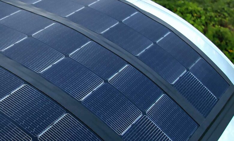 Panneau solaire avec un grand nombre de connexions métalliques.