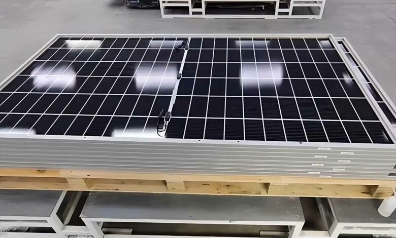 Des panneaux solaires destinés au marché pakistanais qui ont une garantie de 40 ans.