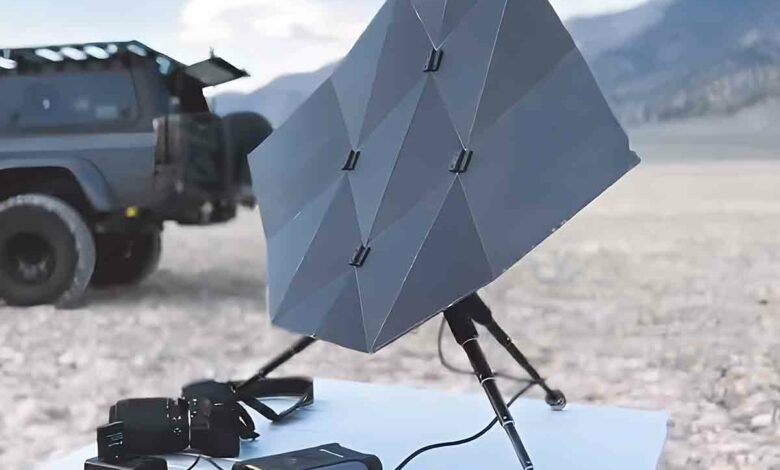 Un panneau solaire pliable comme un origami pour déployer une source d'énergie lors de vos expéditions hors réseau.