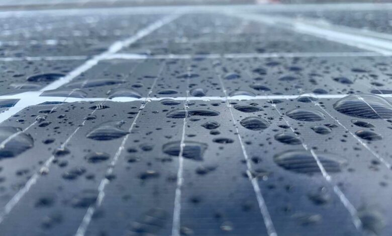 Des gouttes de pluie sur un panneau solaire.