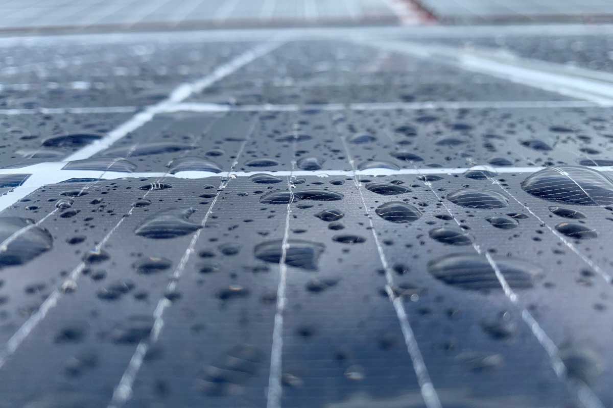 Des gouttes de pluie sur un panneau solaire.