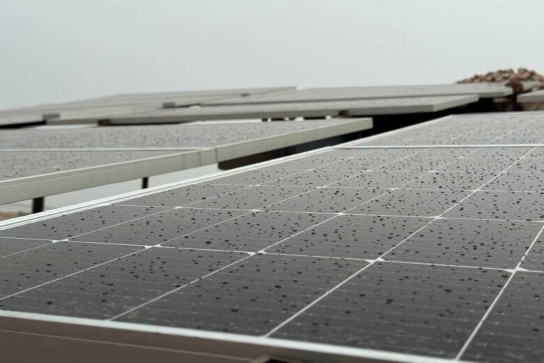 Des panneaux solaires sous la pluie.