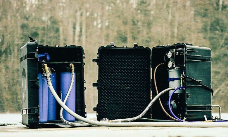 Deux valises contenant un purificateur d'eau pour les situations d'urgence.
