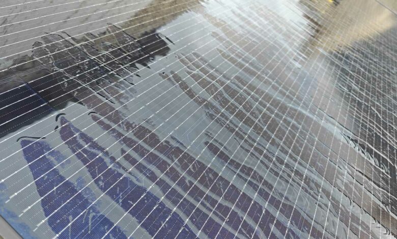 un récupérateur d’eau atmosphérique passif pour refroidir les panneaux solaires.