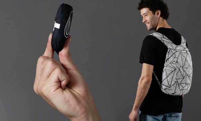 Un sac à dos qui peut se replier et tenir dans une poche.