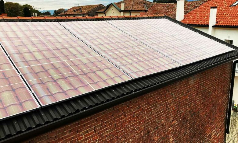 Un toit avec des panneaux solaires recouverts d'un sticker aspect tuiles.