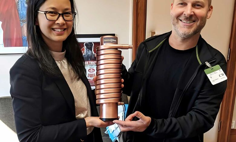 Le PDG de Thermodrain et la députée fédérale locale, Anne Minh Thu Quach à Ottawa.
