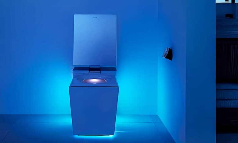 Toilette design qui diffuse une lumière d'ambiance bleue.