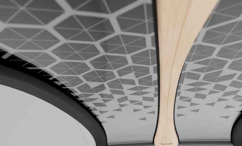 Toit en verre recouvert de cellules photovoltaïques d'une voiture, vu de l'intérieur.