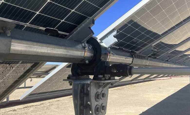 Un tracker solaire installé sur une ligne de panneaux photovoltaïques.