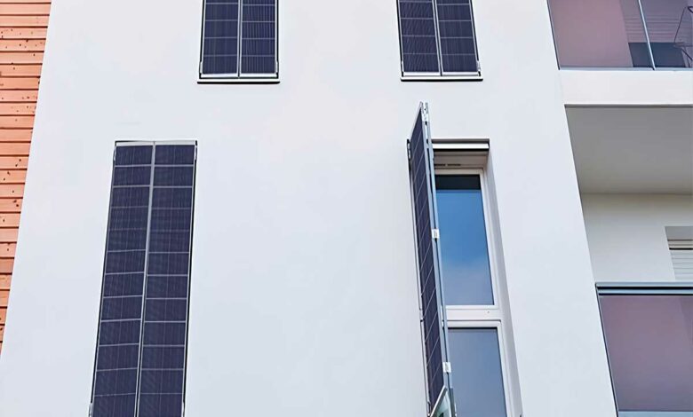 Bâtiment équipé de volets solaires aux fenêtres.