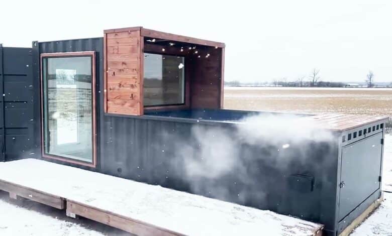 Un sauna et une piscine combinés fabriqués avec un conteneur maritime.