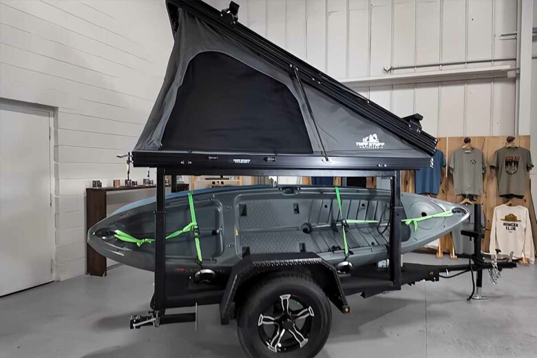 Une option tente de toit existe pour cette remorque de transport spéciale canoë-kayak.