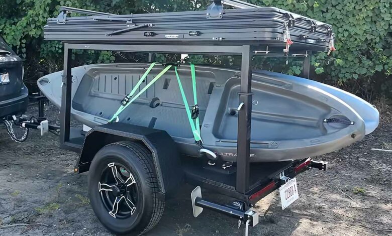 Une remorque modulable avec une tente de toit pour transporter des canoës et des kayaks.