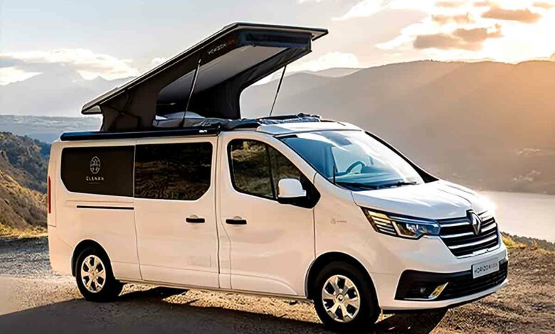 Un van élégant et bien équipé qui dispose d'une tente de toit pour offrir un espace de couchage supplémentaire.