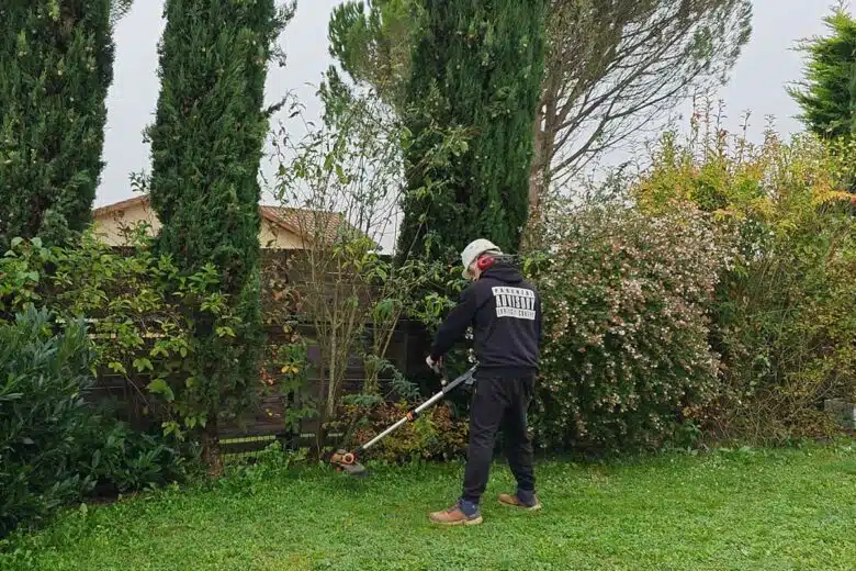 Un homme entretient son jardin.