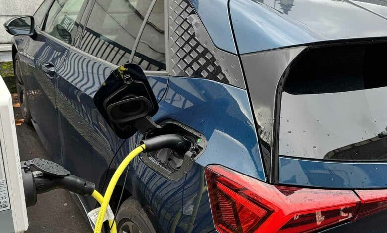 Seules les voitures électriques seront épargnées de ce malus écologique, qui touchera quasiment toutes les autres catégories de voitures.