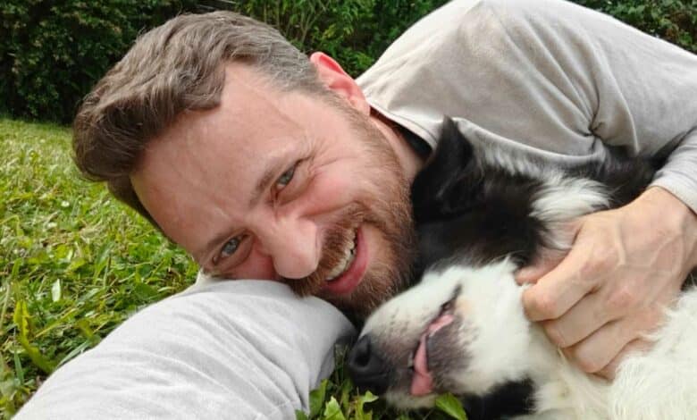 Un chien et son maitre.