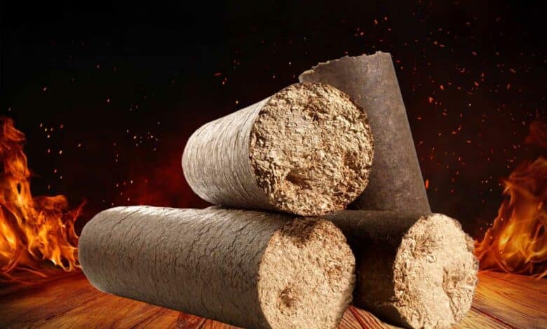 Buches en bois compressées sur une table en feu.
