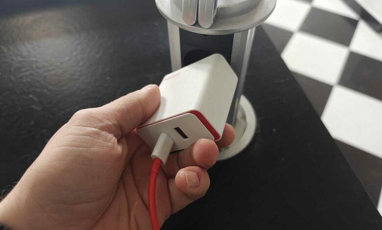 Branchement d'un chargeur de téléphone.