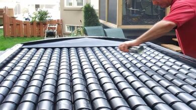 Un homme fabrique un chauffage solaire à partir de canettes.