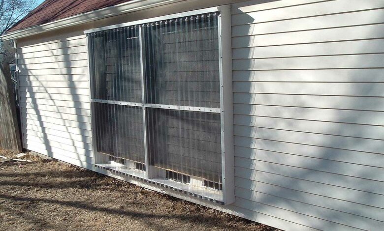 Un chauffage solaire installé sur un mur extérieur.