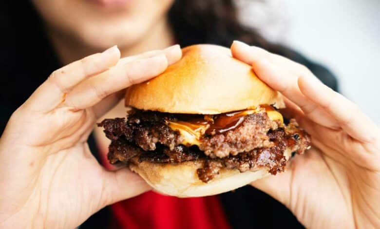 Un smash burger qui va être dévoré.