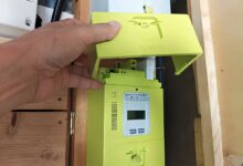 Ouverture du cache du compteur Linky.