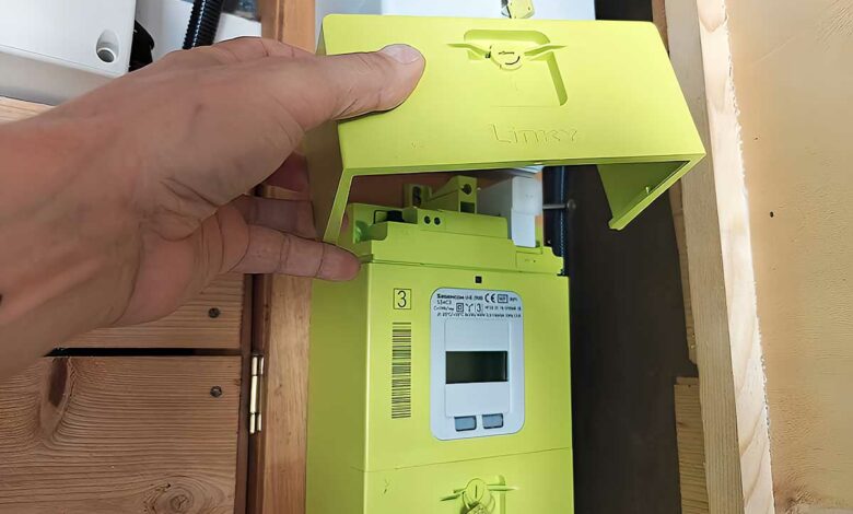 Ouverture du cache du compteur Linky.