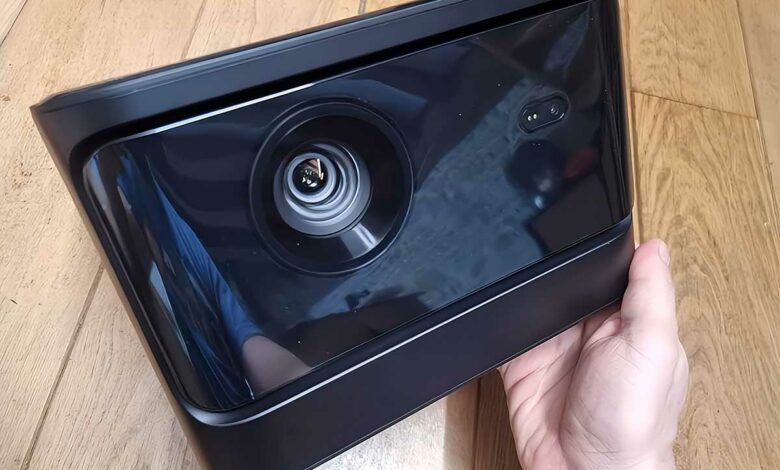 Un videoprojecteur tenu en main.