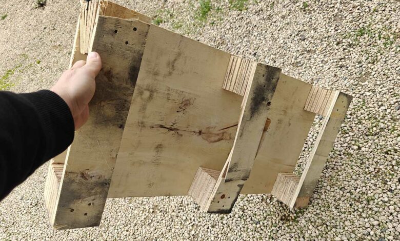 Une petite palette en bois.