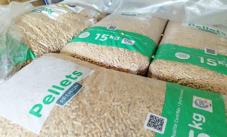 Des sacs de pellets sur une palette.