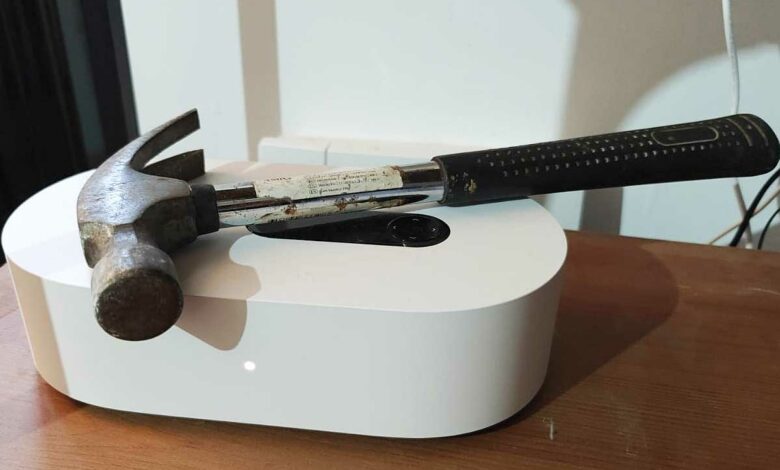 Une marteau sur la box internet.