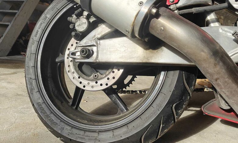 La roue arrière d'une moto.