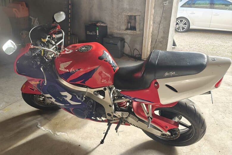 Un moto garée dans un garage.