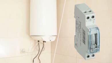 Un chauffe-eau électrique et un programmateur.