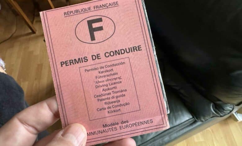 Un permis de conduire format papier.