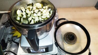 Une famille autour d'un robot de cuisine.