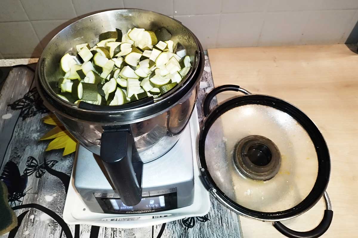 Une famille autour d'un robot de cuisine.