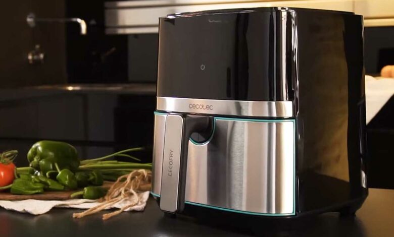 Une friteuse à air sur un plan de travail.